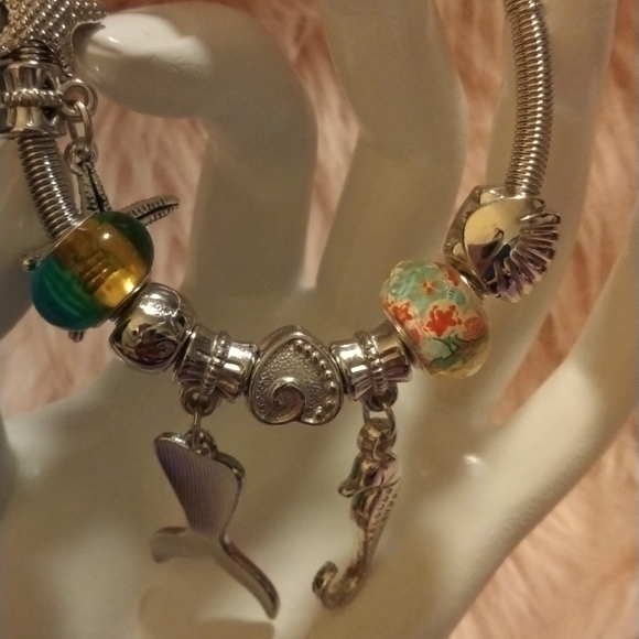 NEW!! By The Sea Silvertone Charm Bracelet - Picture 4 of 4